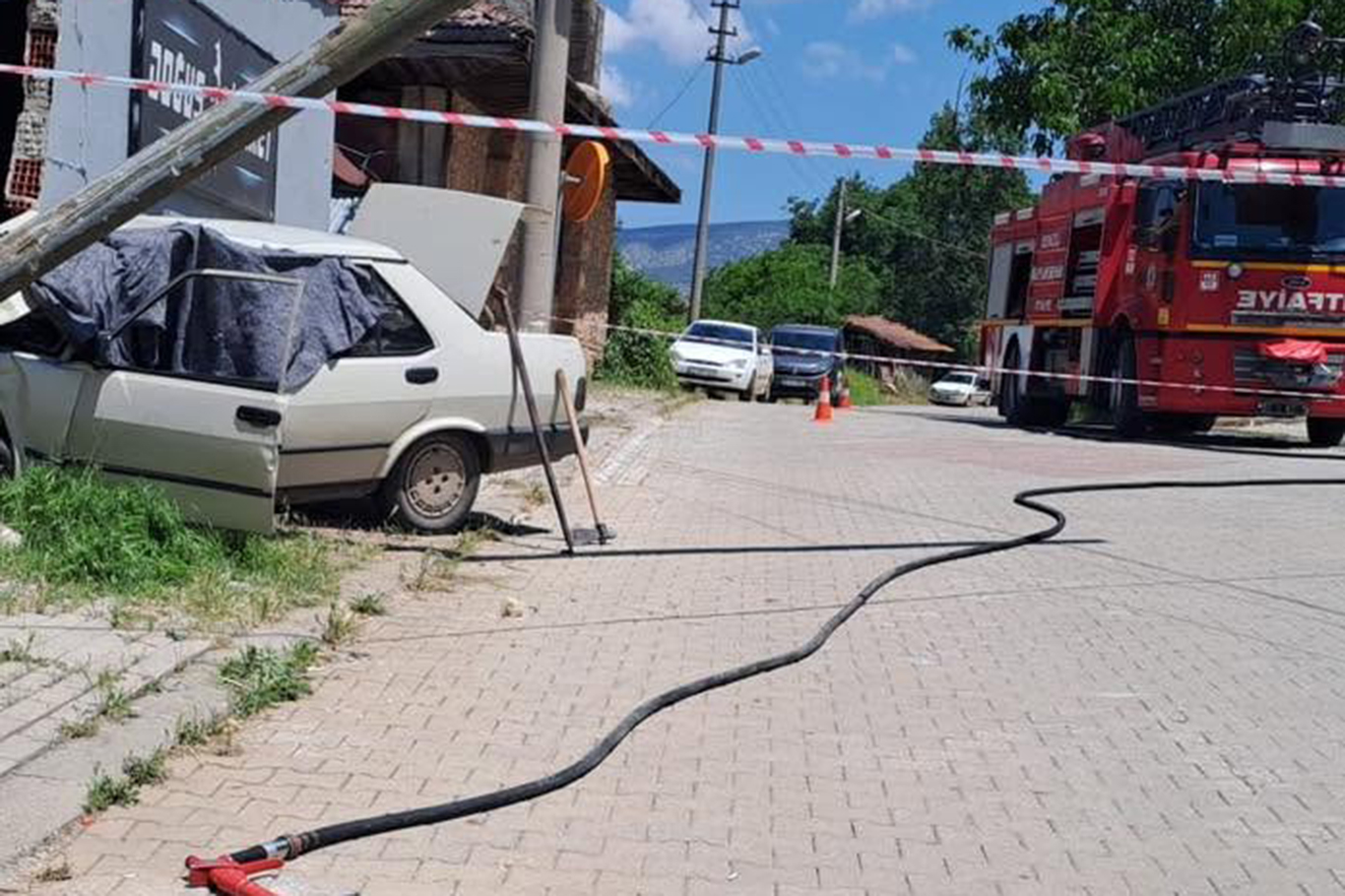 Denizli'de otomobil evin duvarını yıktı: 2 kişi hayatını kaybetti
