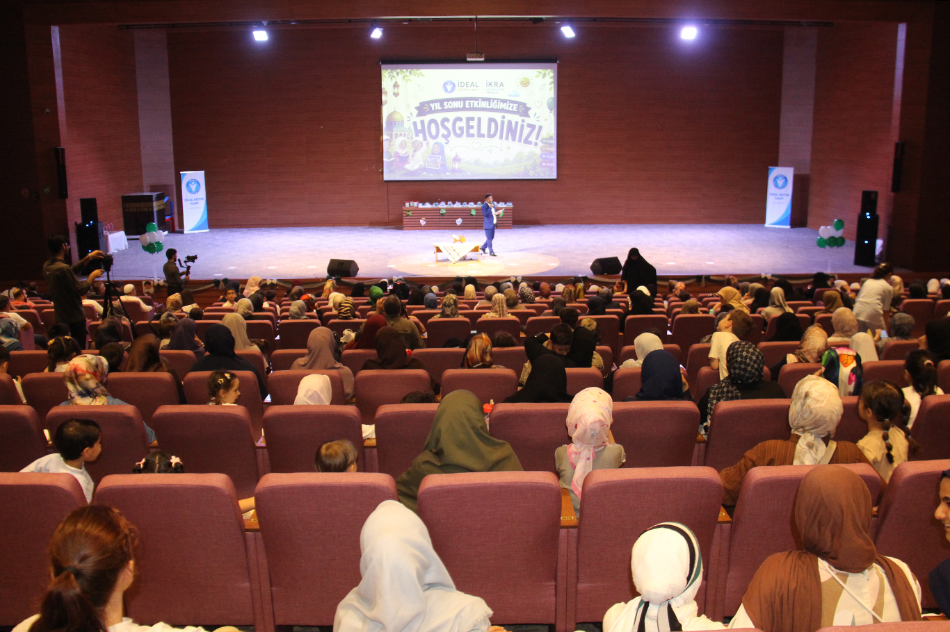 İkra Çocuk Kültür Merkezi'nin yıl sonu programı göz kamaştırdı