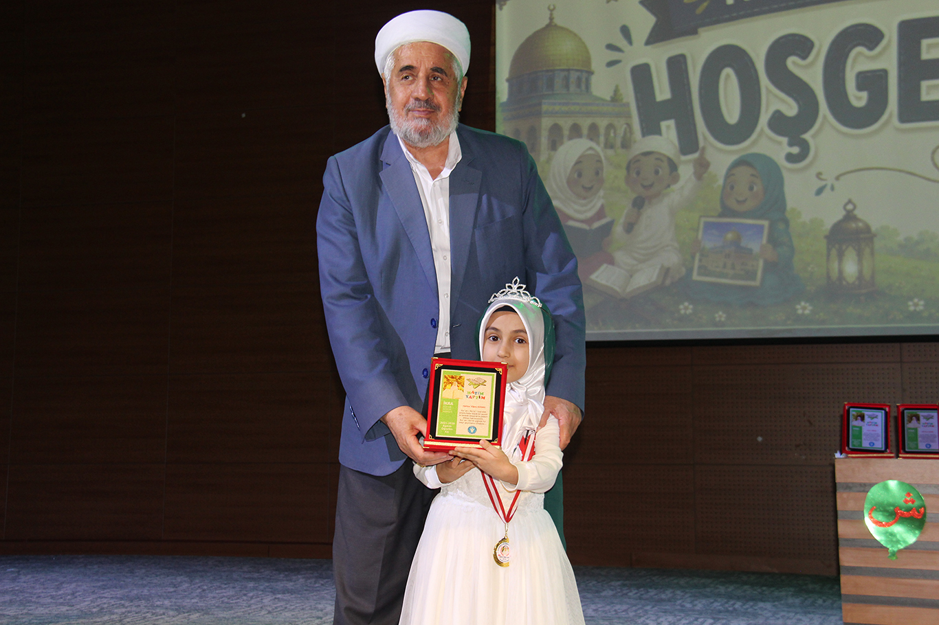 İkra Çocuk Kültür Merkezi'nin yıl sonu programı göz kamaştırdı