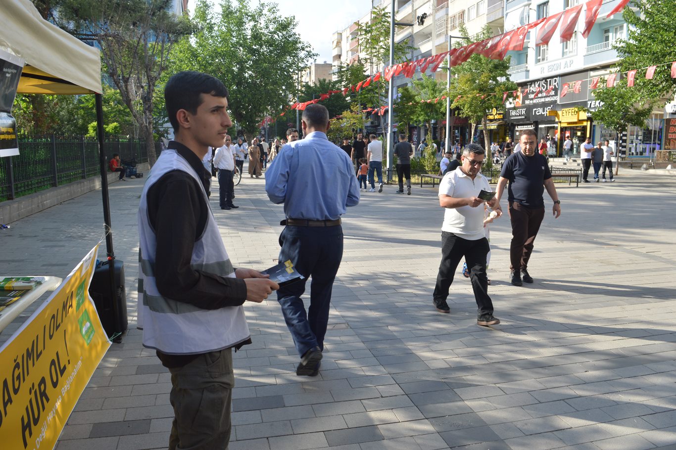 HÜDA PAR'dan uyuşturucuya karşı farkındalık standı: "Bağımlı olma, hür ol"