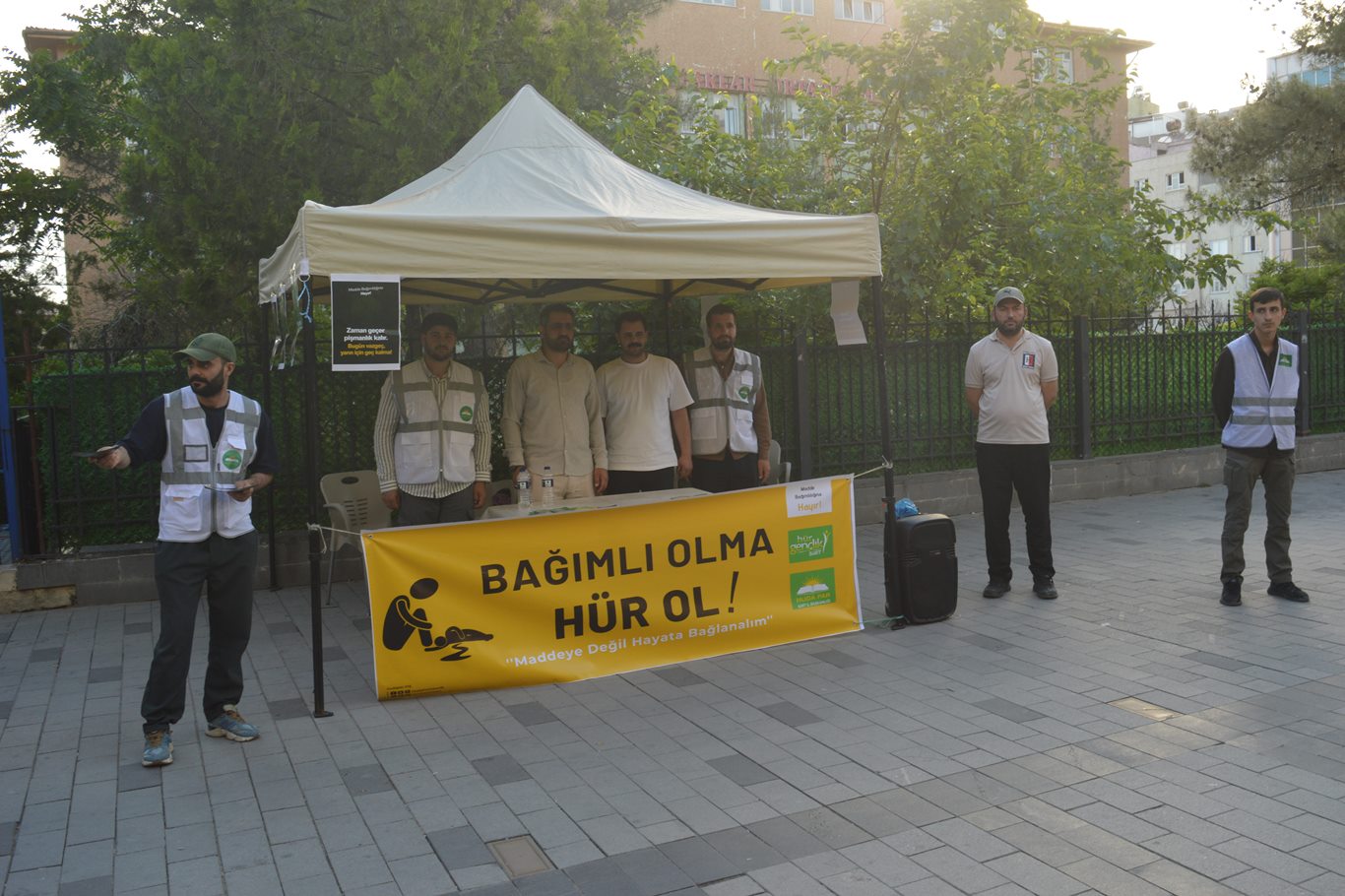 HÜDA PAR'dan uyuşturucuya karşı farkındalık standı: "Bağımlı olma, hür ol"