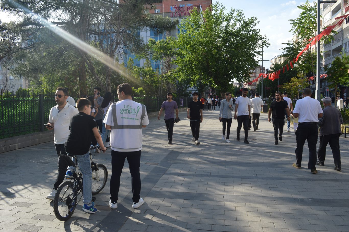 HÜDA PAR'dan uyuşturucuya karşı farkındalık standı: "Bağımlı olma, hür ol"