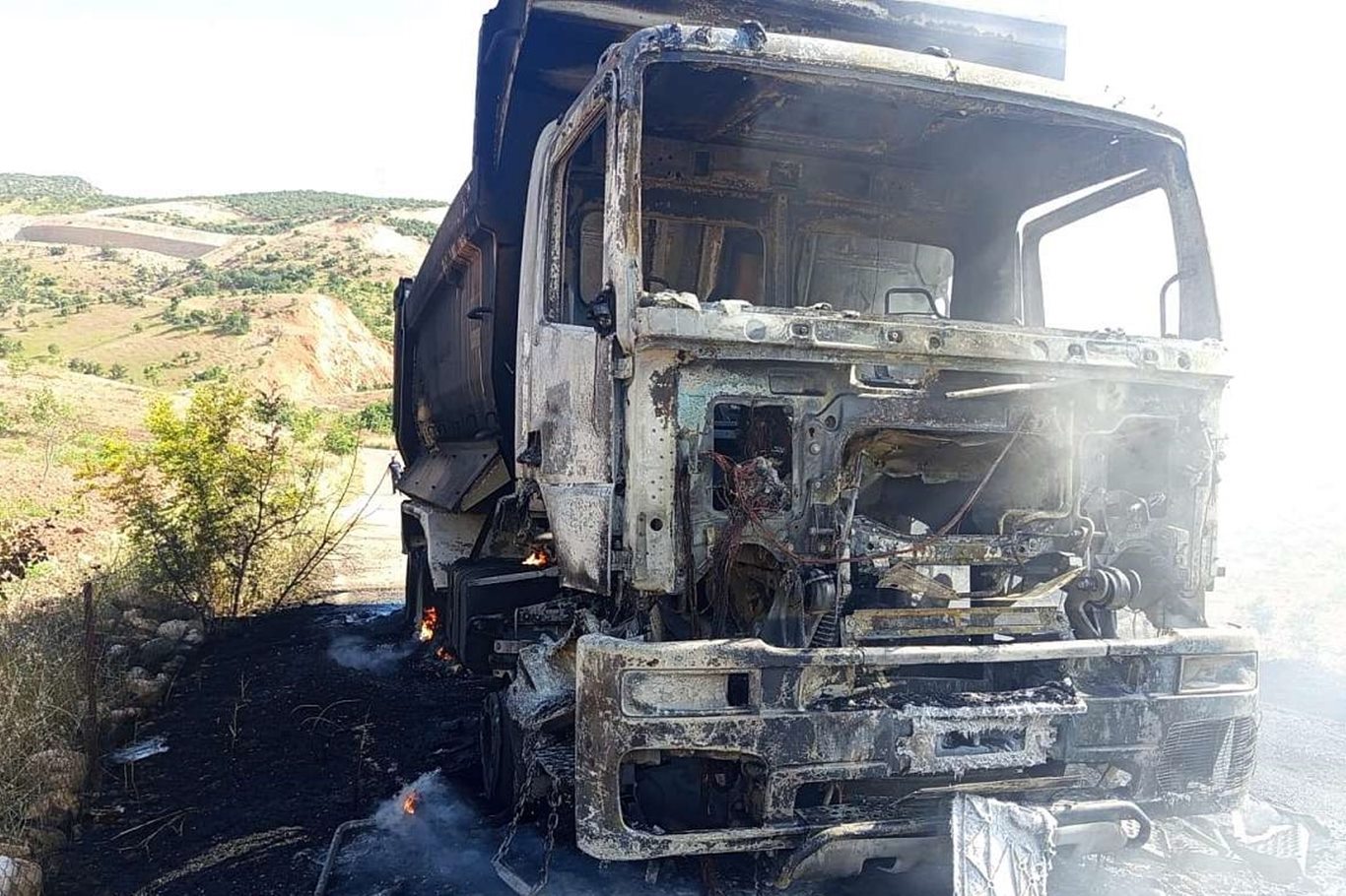 Siirt’in Eruh ilçesinde seyir halindeki kamyon alev aldı