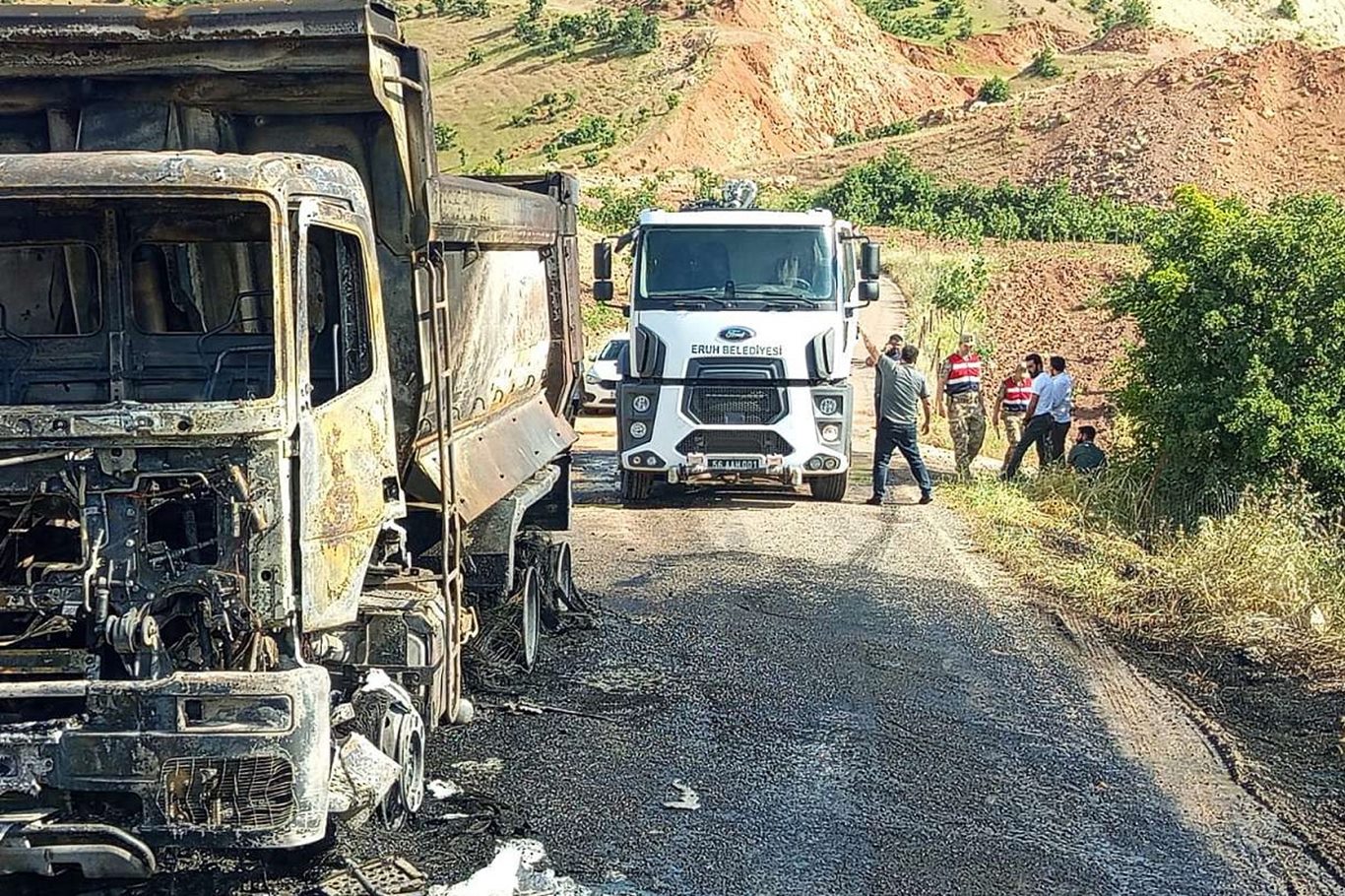 Siirt’in Eruh ilçesinde seyir halindeki kamyon alev aldı