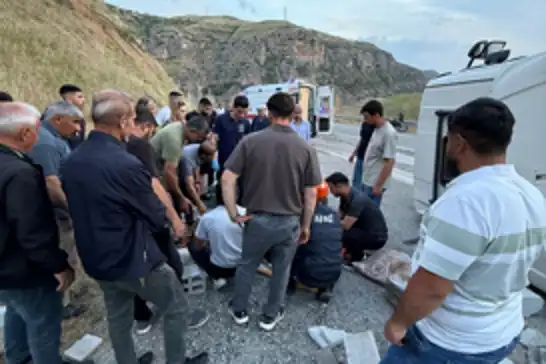 Siirt’te tır devrildi: Araçta sıkışan sürücü kurtarıldı