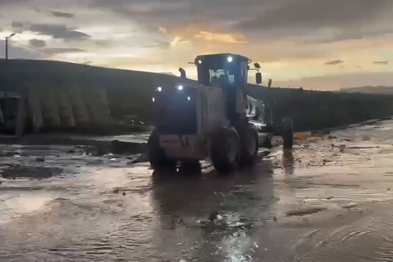 Elâzığ Kovancılar'da sel sonrası kapanan kara yolu trafiğe açıldı