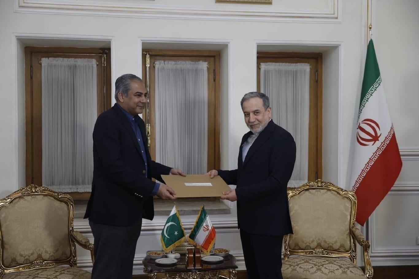 عراقچی، وزیر امور خارجه ایران، با نقوی، وزیر کشور پاکستان، در تهران دیدار کرد