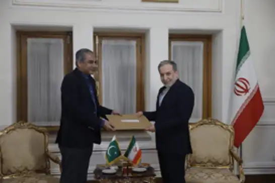 عراقچی، وزیر امور خارجه ایران، با نقوی، وزیر کشور پاکستان، در تهران دیدار کرد