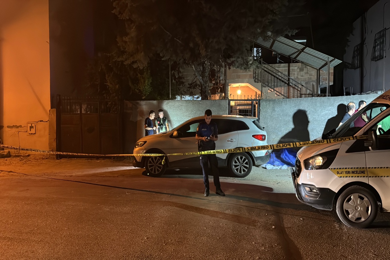 Adana'nın merkez Yüreğir ilçesinde iki kardeş arasında çıkan kavgada 1 kişi hayatını kaybetti, 1 kişi yaralandı.