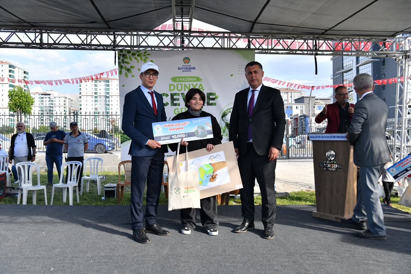 Malatya'da öğrenciler, 48 bin atık pil toplayarak 196 bin metreküp toprağı kurtardılar
