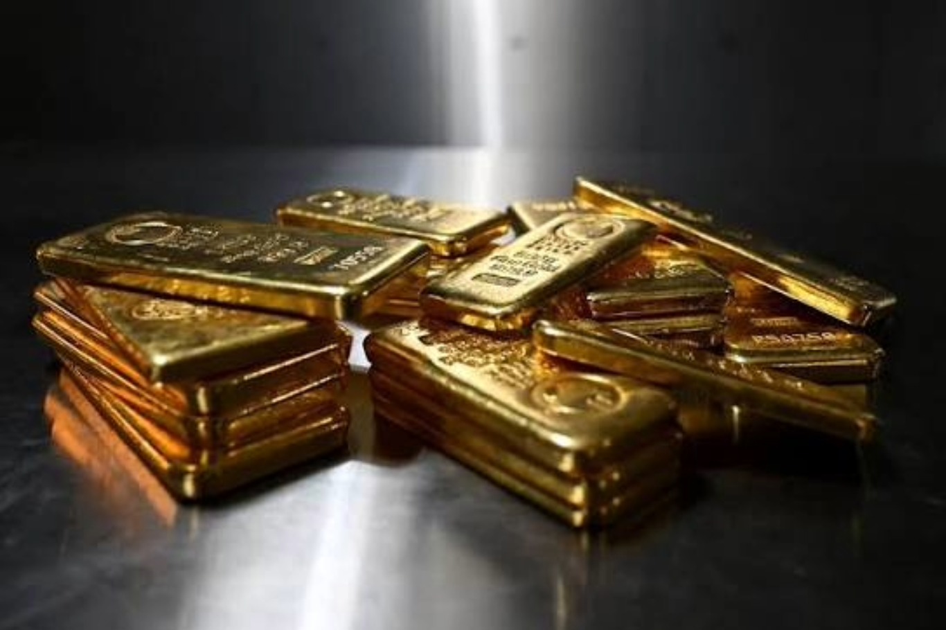 الذهب يواصل التراجع ويهبط دون 4300 دولار