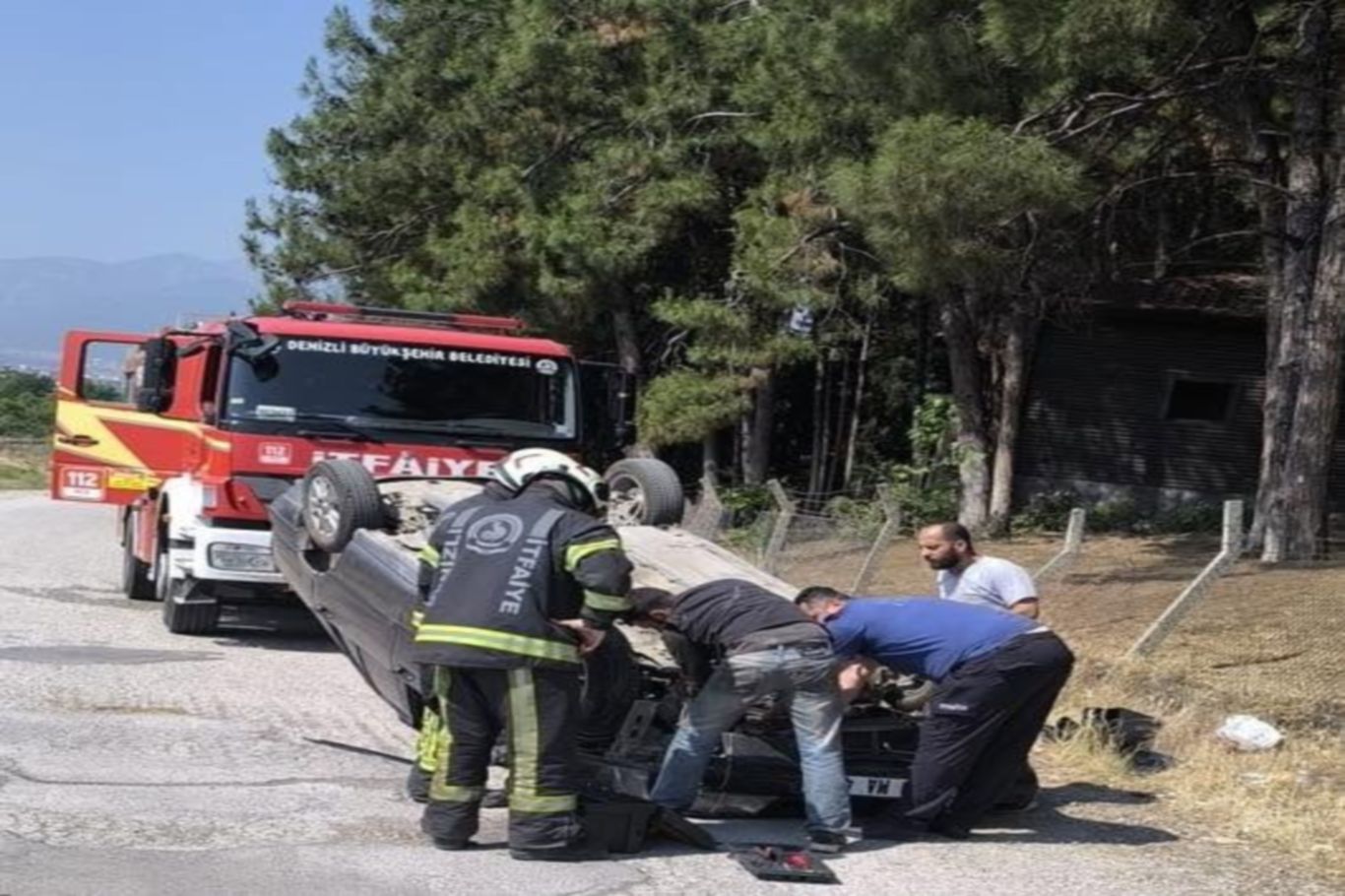 Takla atan araçta sıkışan çocuk itfaiye ekiplerince kurtarıldı