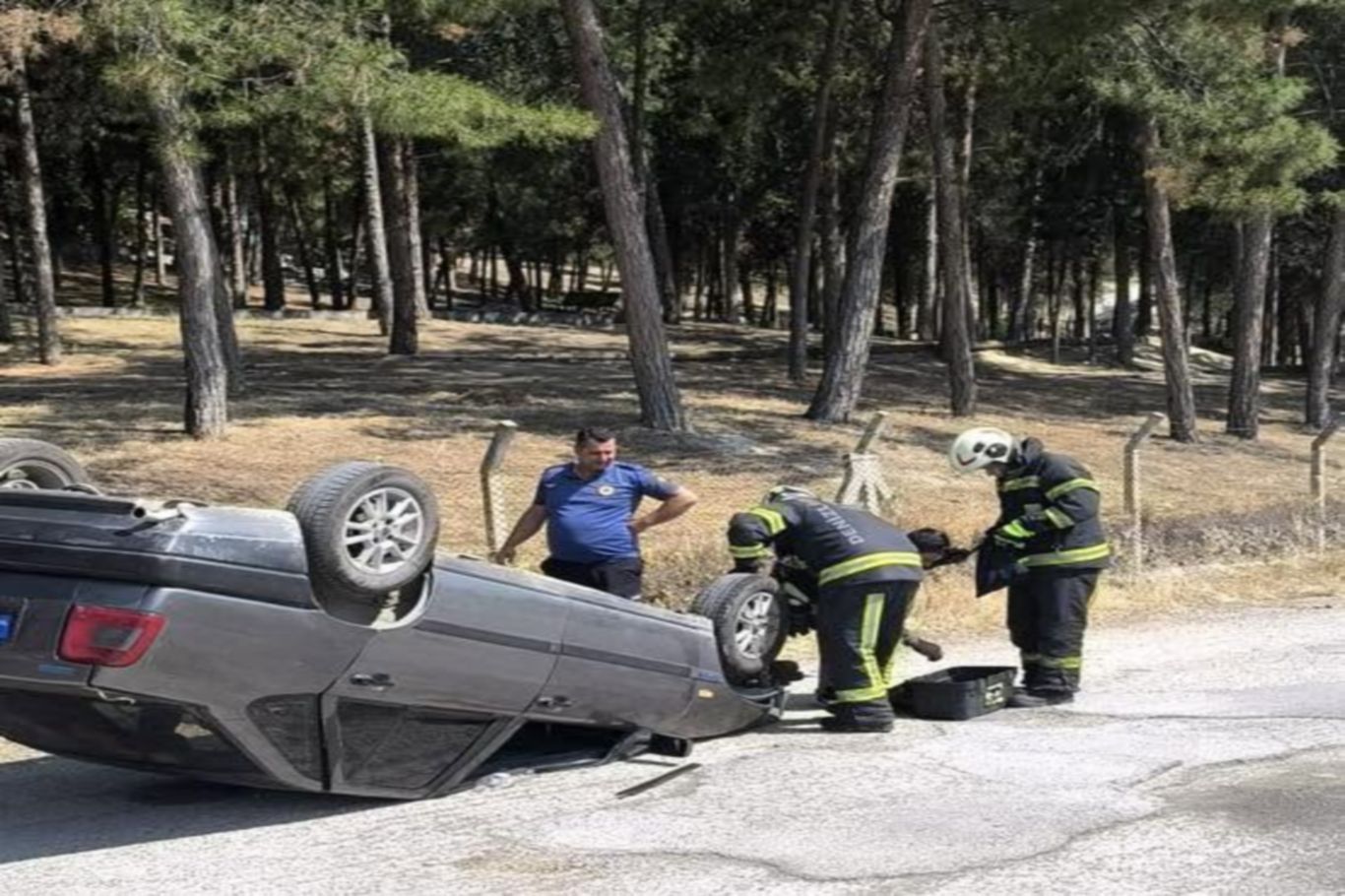 Denizli'de takla atan araçta sıkışan çocuk itfaiye ekiplerince kurtarıldı