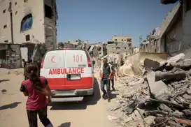 استهداف الطواقم الطبية في غزة.. الاحتلال يحتجز مسعفين من الهلال الأحمر