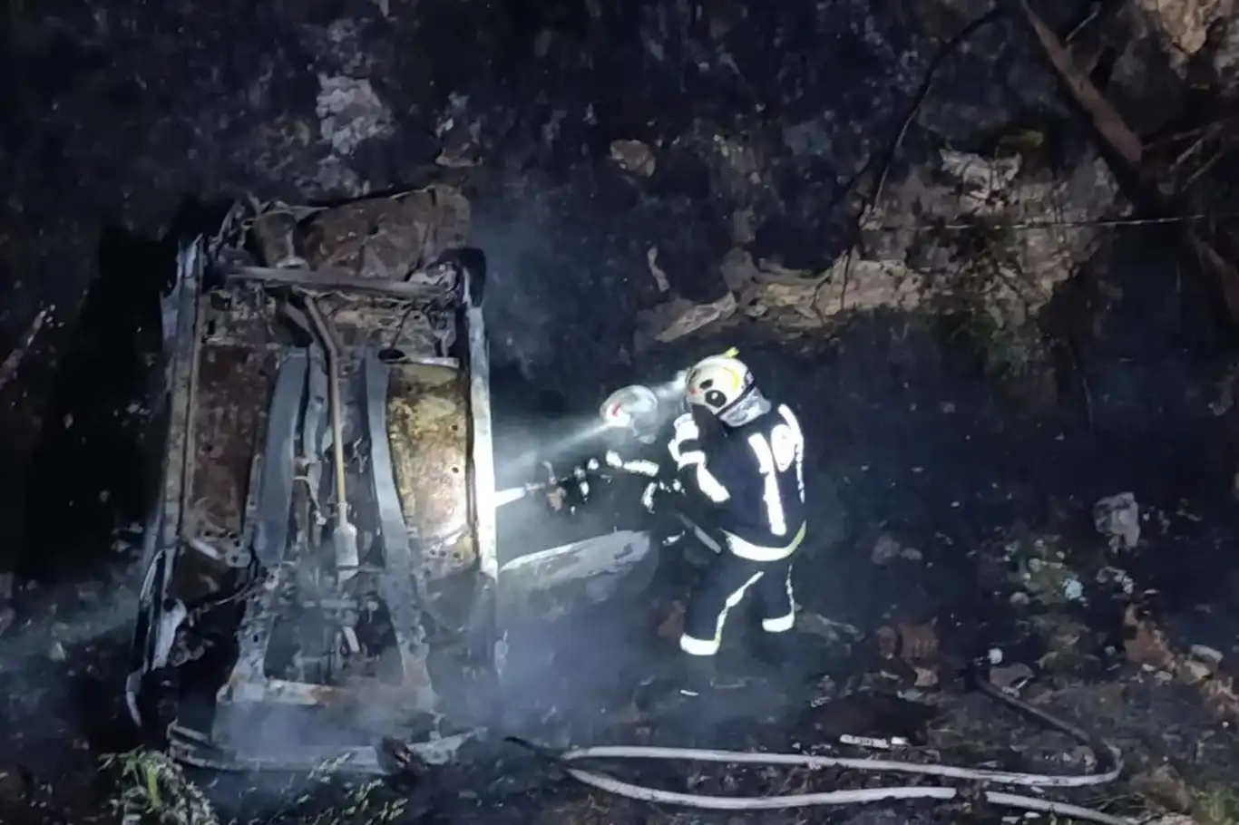 Denizli'de devrilen araç orman yangınına neden oldu