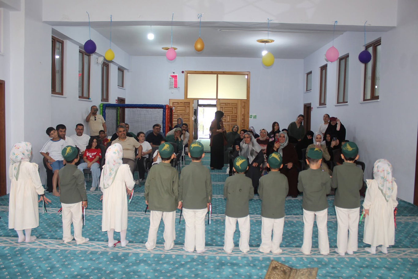 Kur'an'a geçiş yapan miniklerin sergilediği performans izleyicileri mest etti