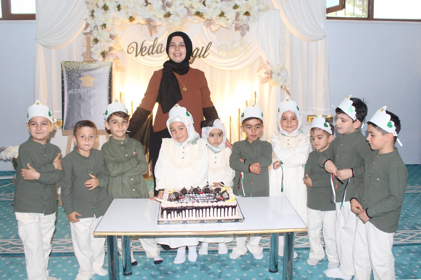 Kur'an'a geçiş yapan miniklerin sergilediği performans izleyicileri mest etti