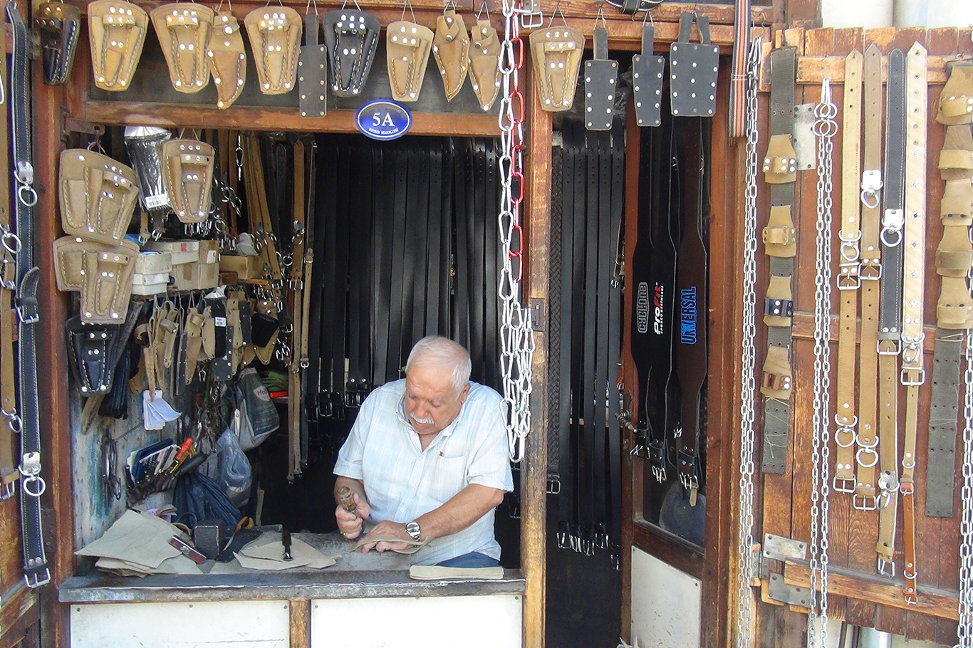 İki metrekarelik dükkanda üretim yapan usta: Çalışıp alın teriyle kazanmanın zevki başkadır
