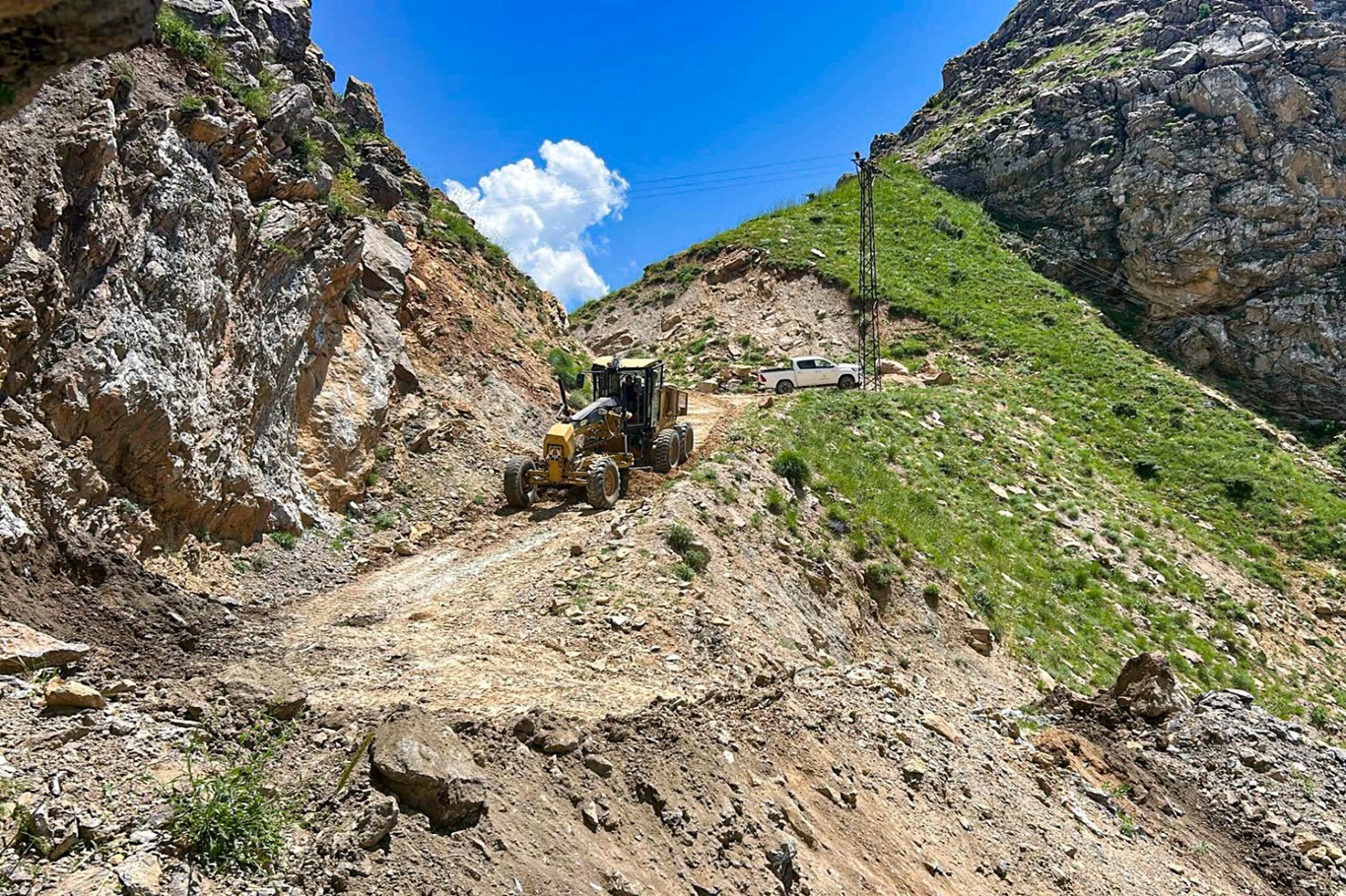 Kozluk'ta 10 kilometrelik mezra yolu yeniden ulaşıma açıldı
