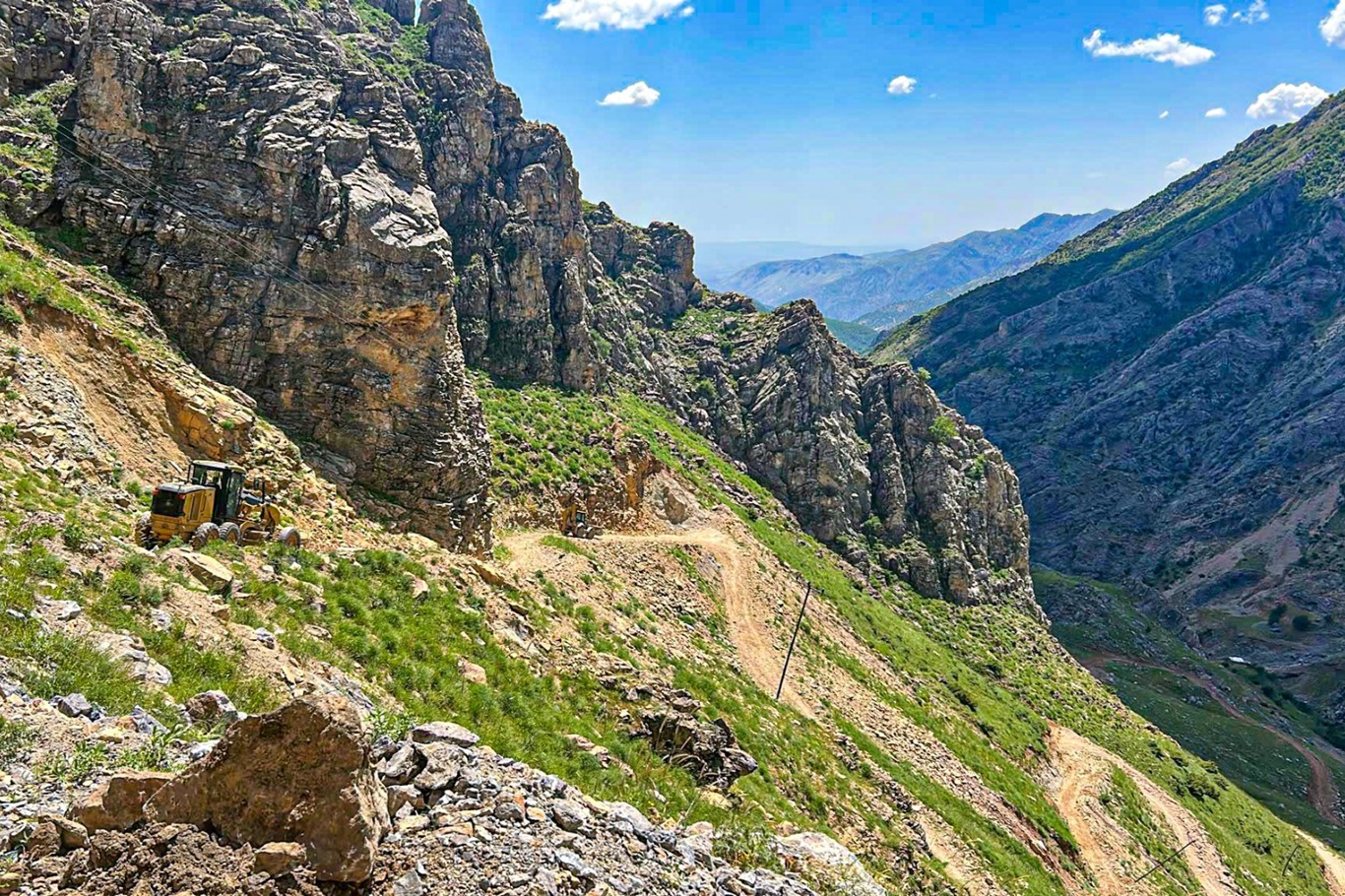 Kozluk'ta 10 kilometrelik mezra yolu yeniden ulaşıma açıldı