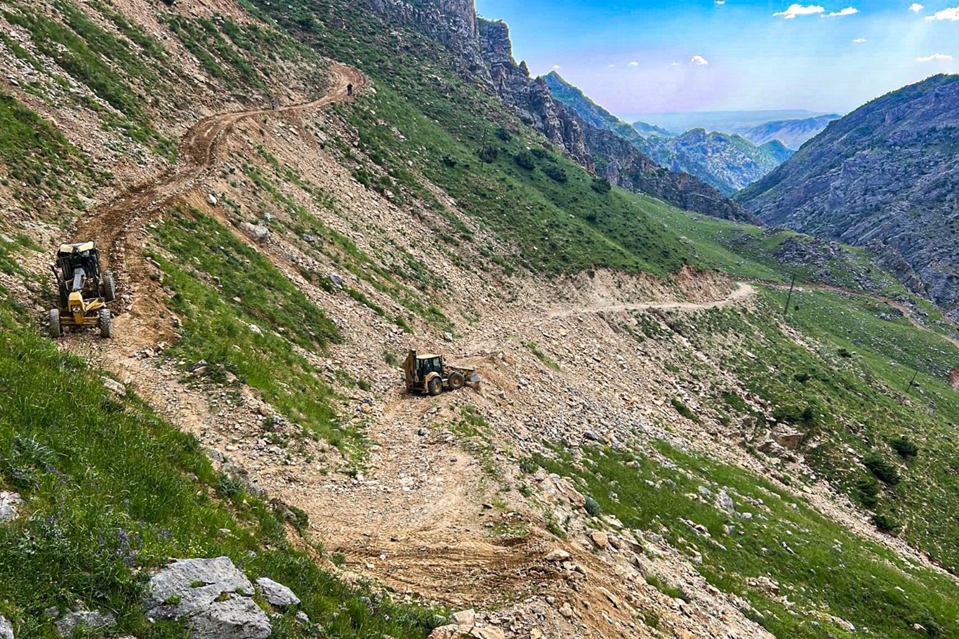 Kozluk'ta 10 kilometrelik mezra yolu yeniden ulaşıma açıldı