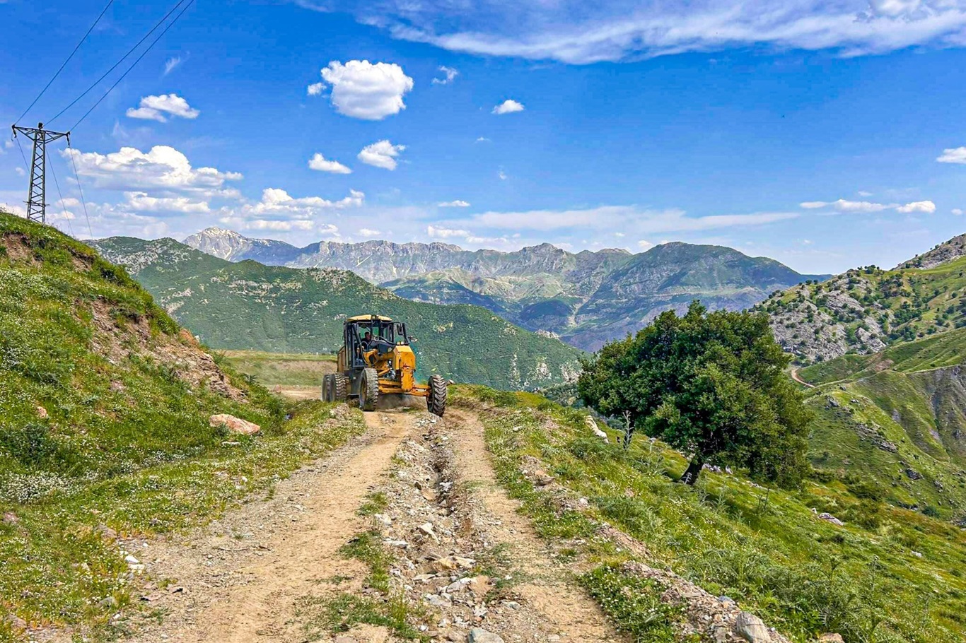 Kozluk'ta 10 kilometrelik mezra yolu yeniden ulaşıma açıldı