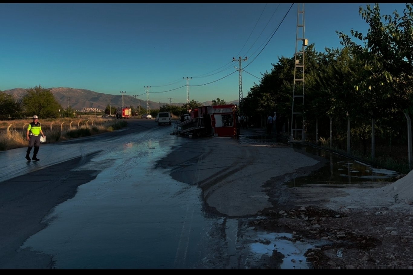 Yangına müdahaleye giden itfaiye aracı devrildi: 3 yaralı