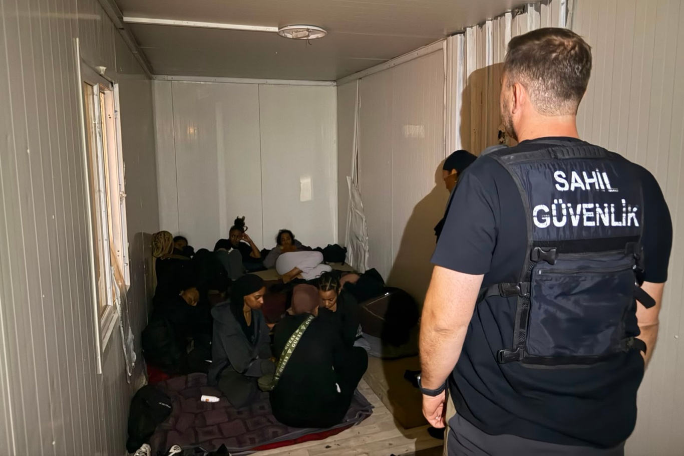 İzmir'de 18 düzensiz göçmen yakalandı