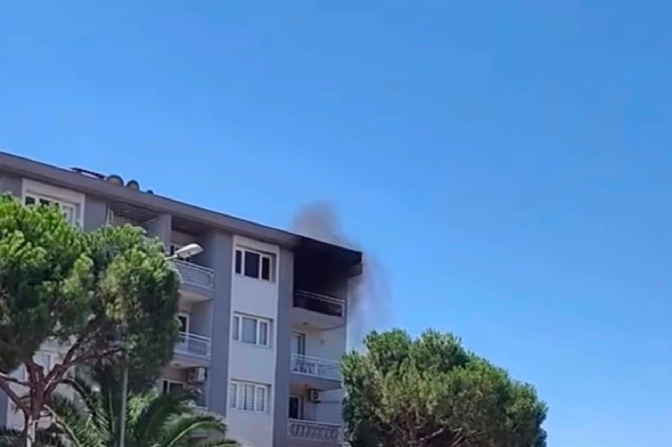 Menderes'te emniyet lojmanlarında yangın