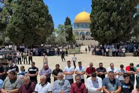 Over 70,000 Palestinians defy Israeli restrictions to perform Friday prayers at Al-Aqsa Mosque
