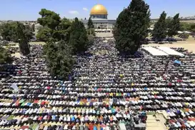 دەیان هەزار فەلەستینی لە مزگەوتی ئەقسا نوێژی هەینییان ئەنجام دا