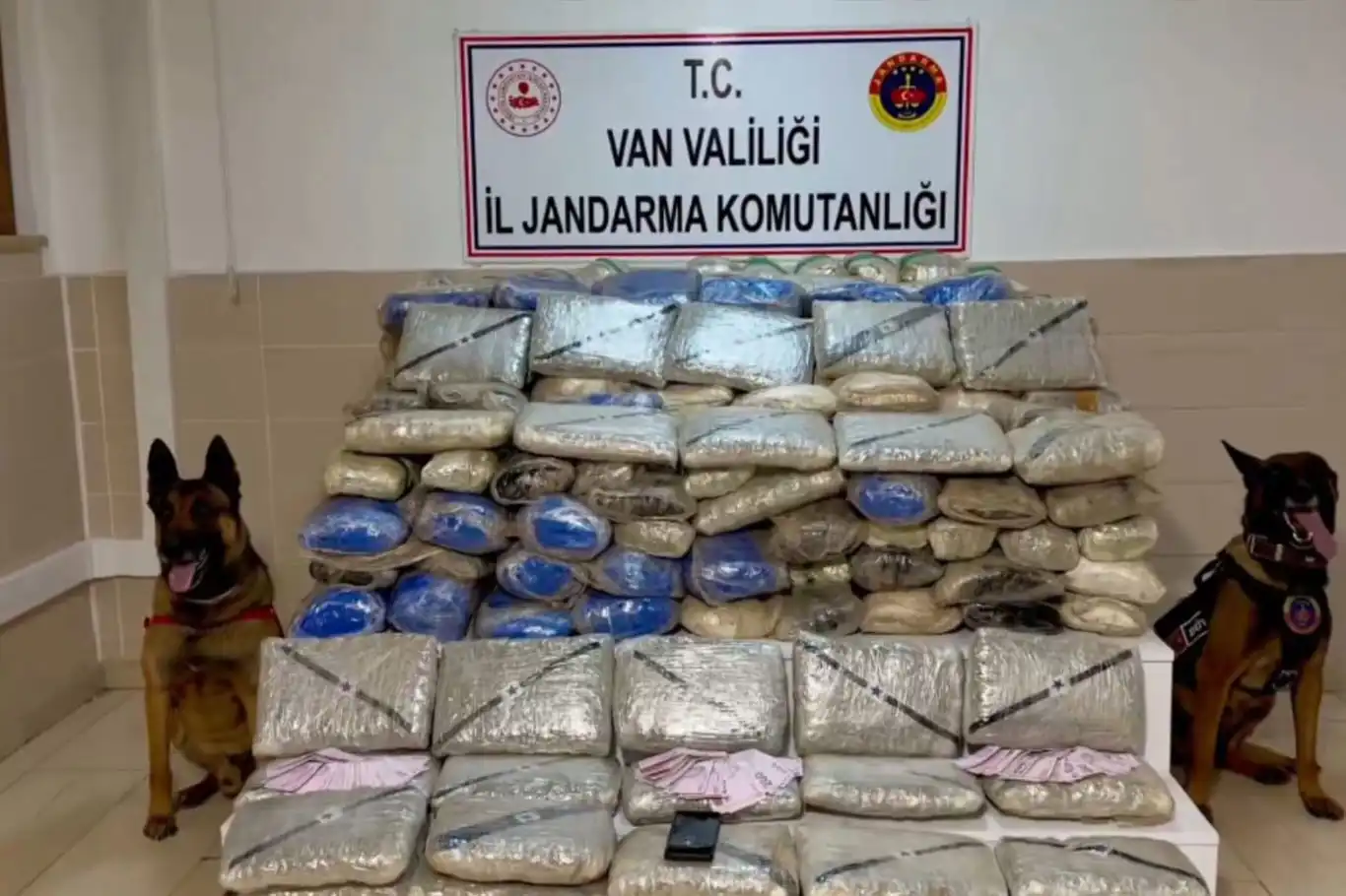 Van'da durdurulan tırdan 333 kilo uyuşturucu çıktı