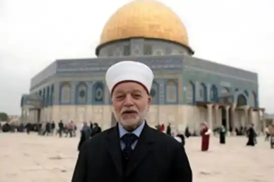 الاحتلال يُسلم مفتي القدس الشيخ محمد حسين قرارا بالإبعاد عن الأقصى
