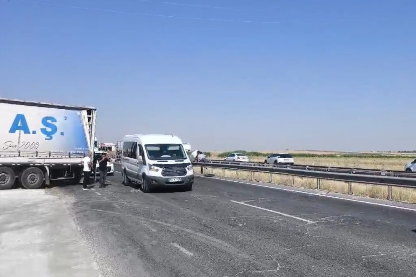 Mardin'de tır ile ambulans çarpıştı: 2'si sağlık personeli 3 yaralı