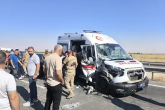 Mardin'de tır ile ambulans çarpıştı: 2'si sağlık personeli 3 yaralı