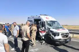 Mardin'de tır ile ambulans çarpıştı: 2'si sağlık personeli 3 yaralı