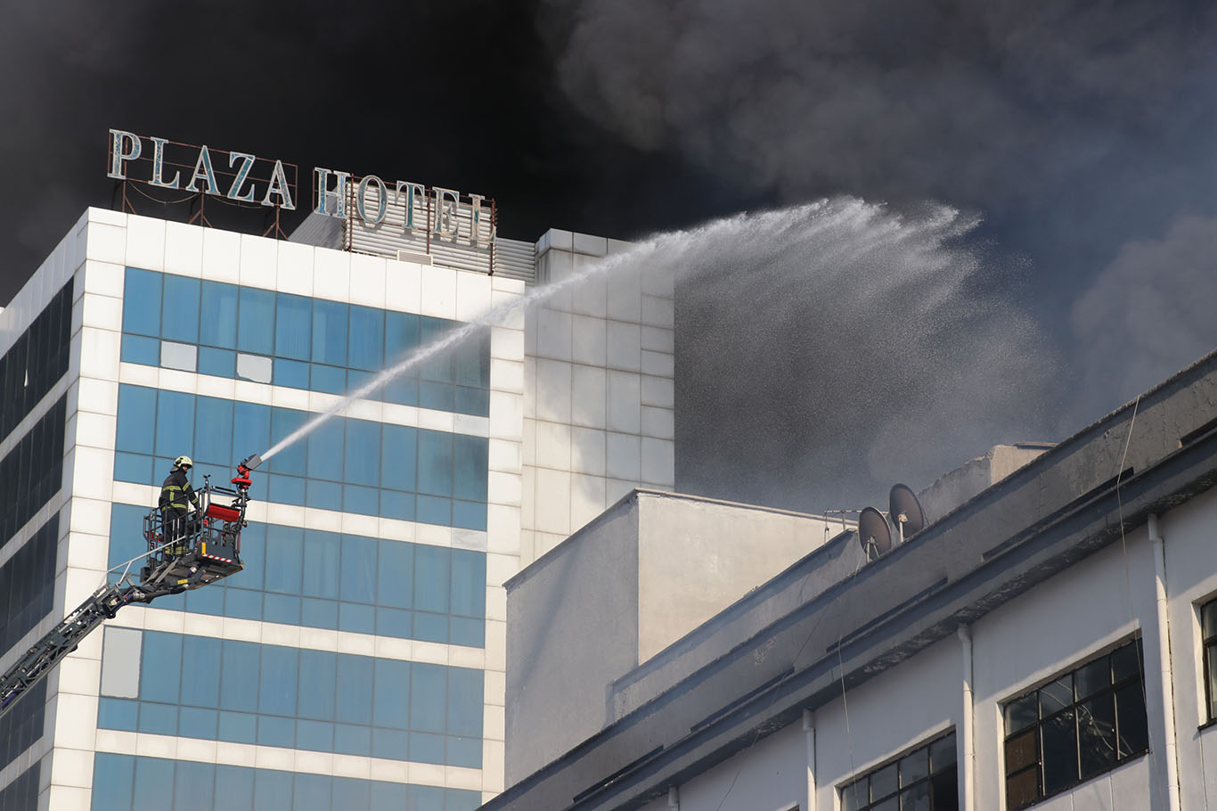 Gaziantep'te Halı Sarayı İş Merkezi'nde yangın