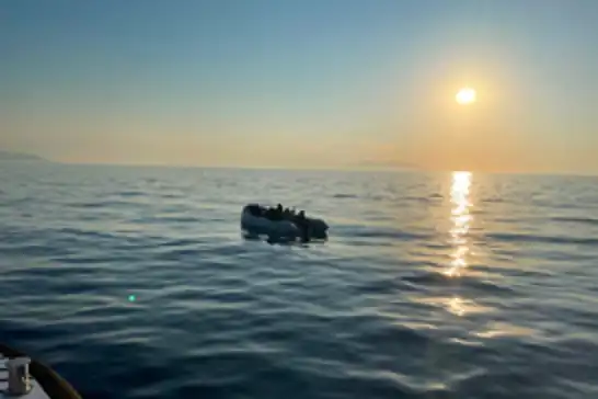 İzmir açıklarında 27 düzensiz göçmen yakalandı