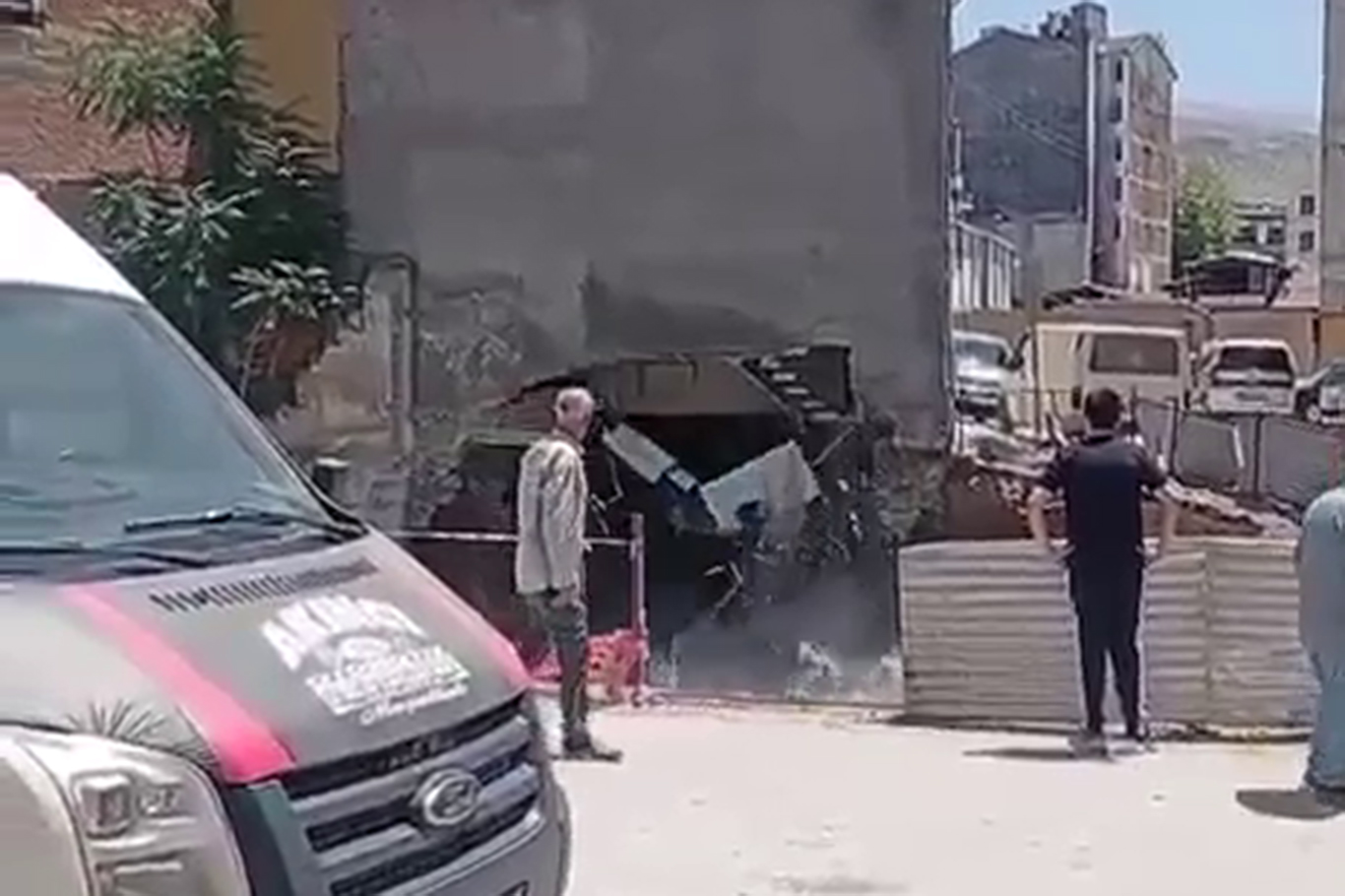 Bina duvarının çökme anı kameraya yansıdı