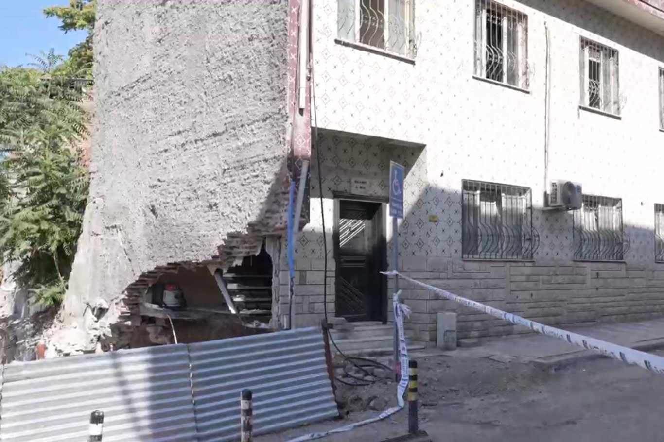 Bina duvarının çökme anı kameraya yansıdı