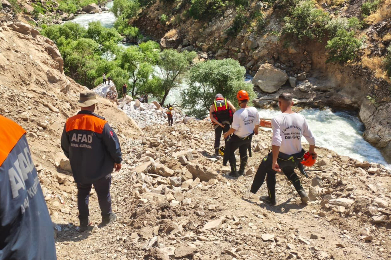 BEYTÜŞŞEBAP'TA SUYA DÜŞEREK KAYBOLAN GENCİ ARAMA ÇALIŞMALARI 3. GÜNÜNDE SÜRÜYOR.