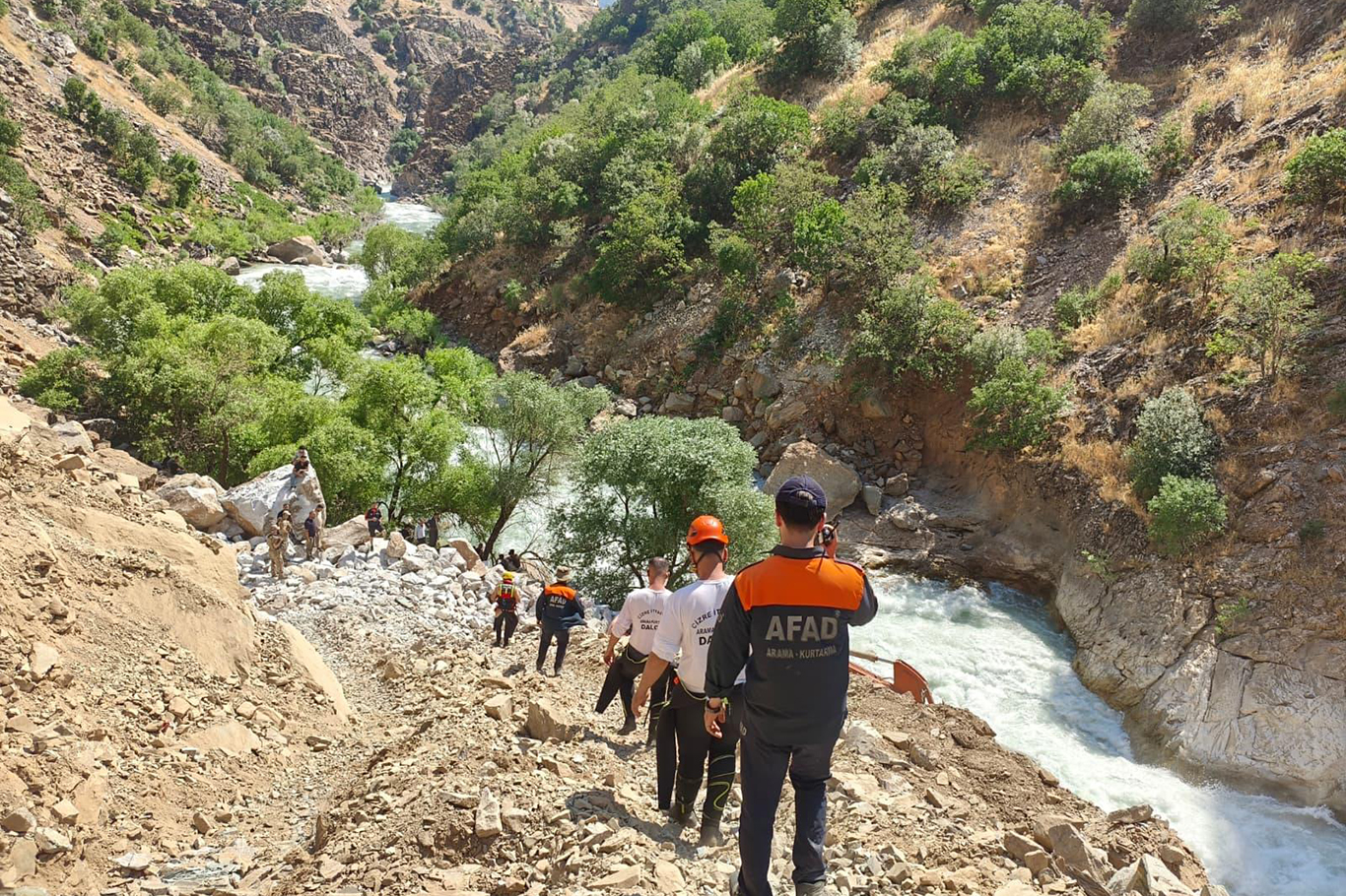 BEYTÜŞŞEBAP'TA SUYA DÜŞEREK KAYBOLAN GENCİ ARAMA ÇALIŞMALARI 3. GÜNÜNDE SÜRÜYOR.