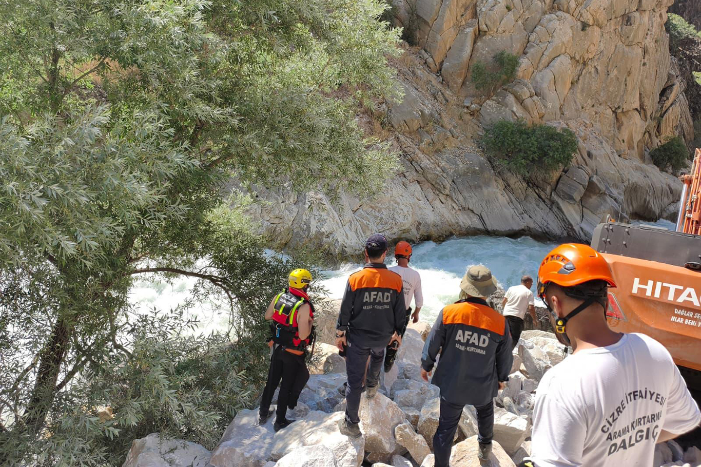BEYTÜŞŞEBAP'TA SUYA DÜŞEREK KAYBOLAN GENCİ ARAMA ÇALIŞMALARI 3. GÜNÜNDE SÜRÜYOR.