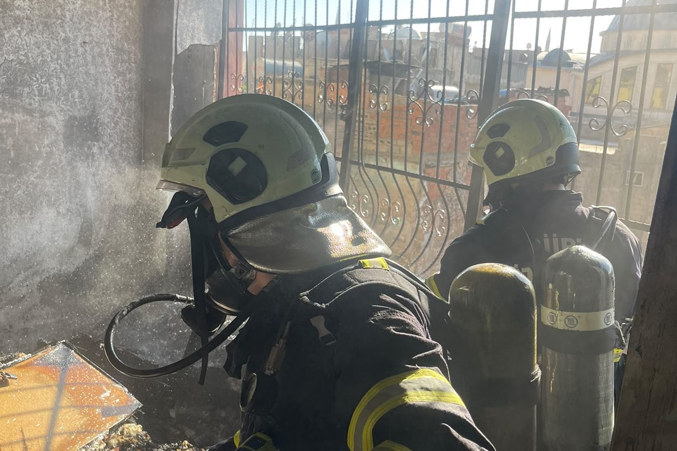 Siirt'te 3 katlı binada çıkan yangın söndürüldü