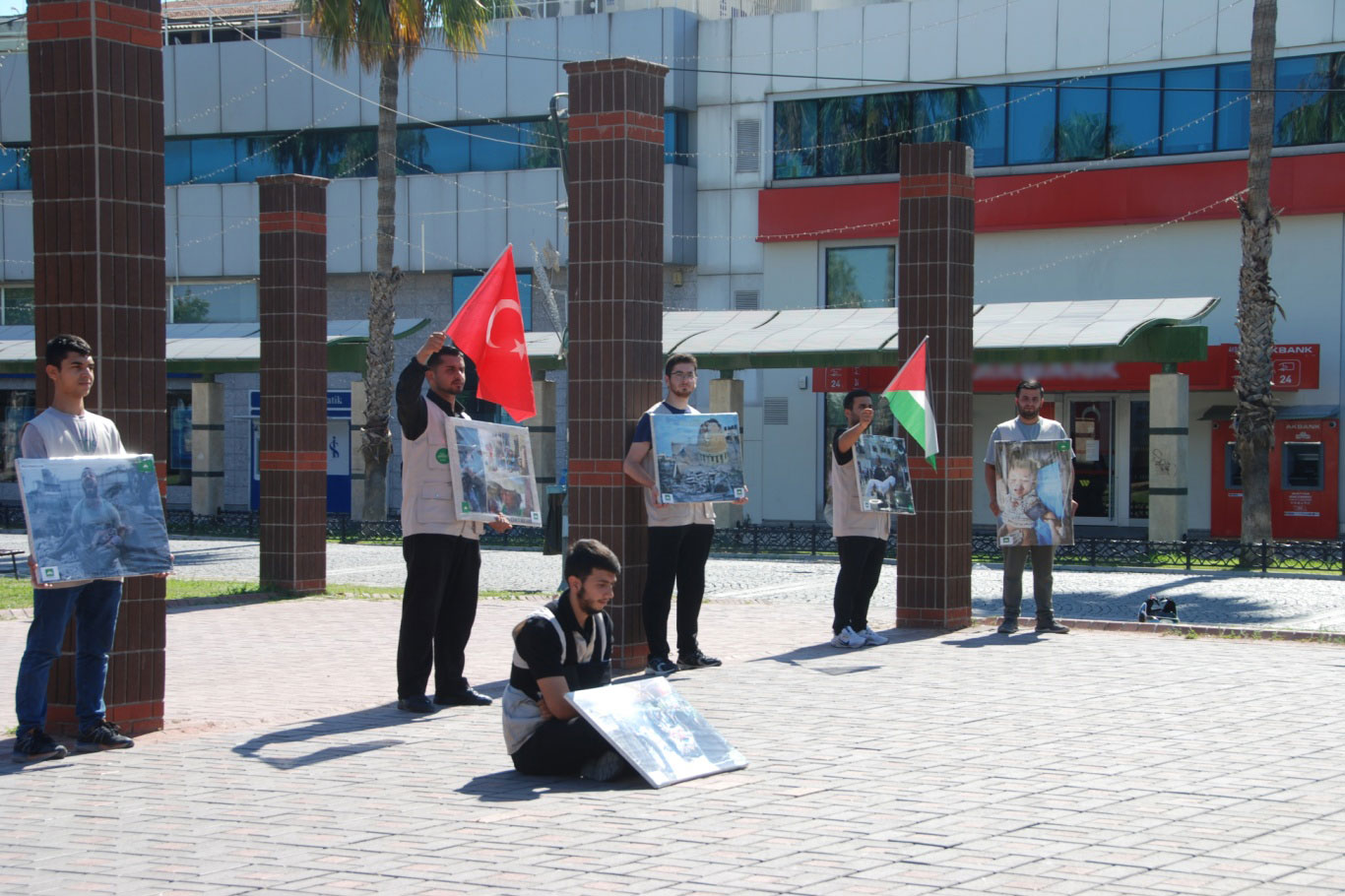 HÜDA PAR İzmir Gençlik Kolları'ndan Gazze için farkındalık etkinliği