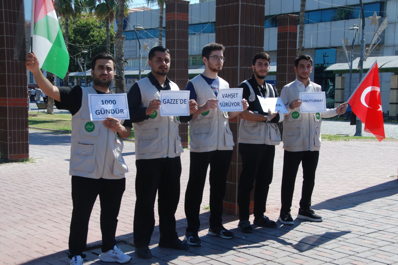 HÜDA PAR İzmir Gençlik Kolları'ndan Gazze için farkındalık etkinliği