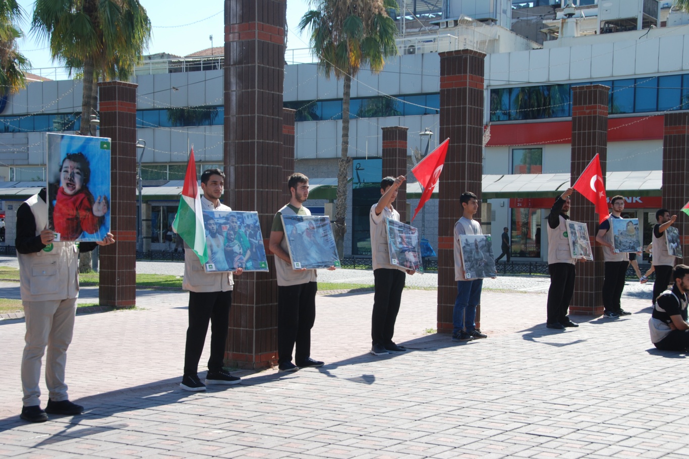 HÜDA PAR İzmir Gençlik Kolları'ndan Gazze için farkındalık etkinliği