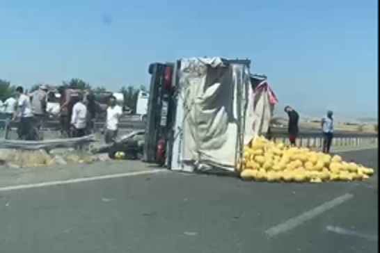 Diyarbakır-Ergani kara yolunda kavun yüklü kamyon devrildi