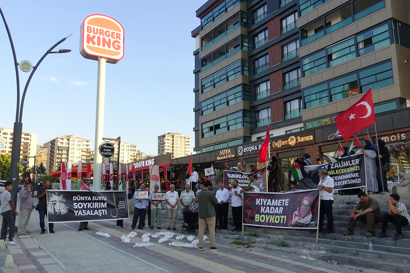 Burger King önündeki protesto 14'üncü haftasında: Boykot çağrısı büyüyor