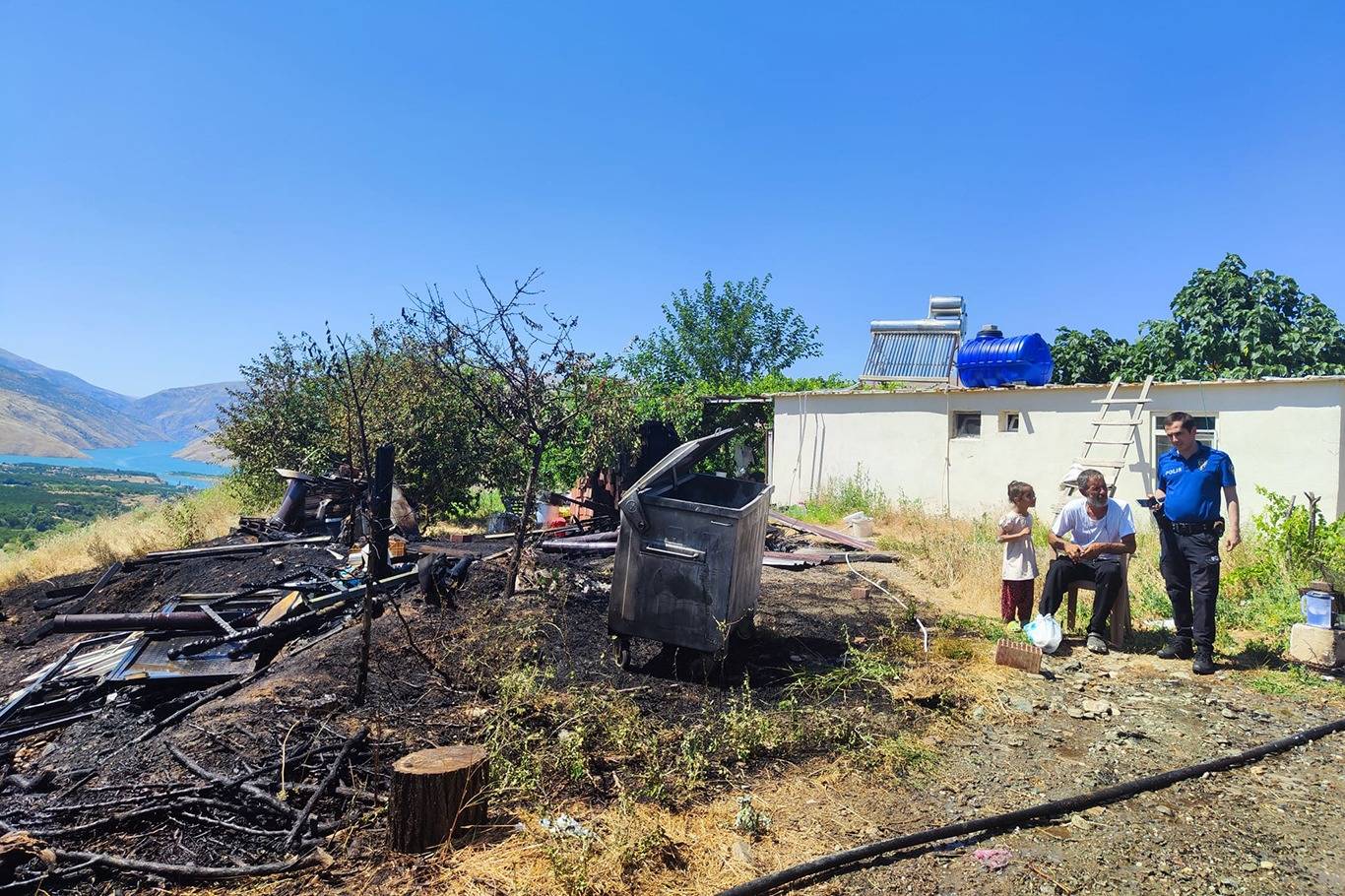 Malatya'da dört ilçede yangın: Evlere sıçramadan kontrol altına alındı